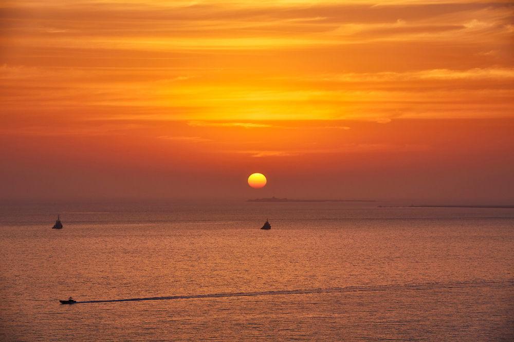 Four Seasons Hotel Доха Екстер'єр фото Sunset over the Gulf of Naples