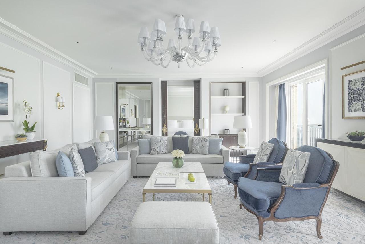 Four Seasons Hotel Доха Екстер'єр фото The living room of a suite at The Ritz-Carlton, Paris
