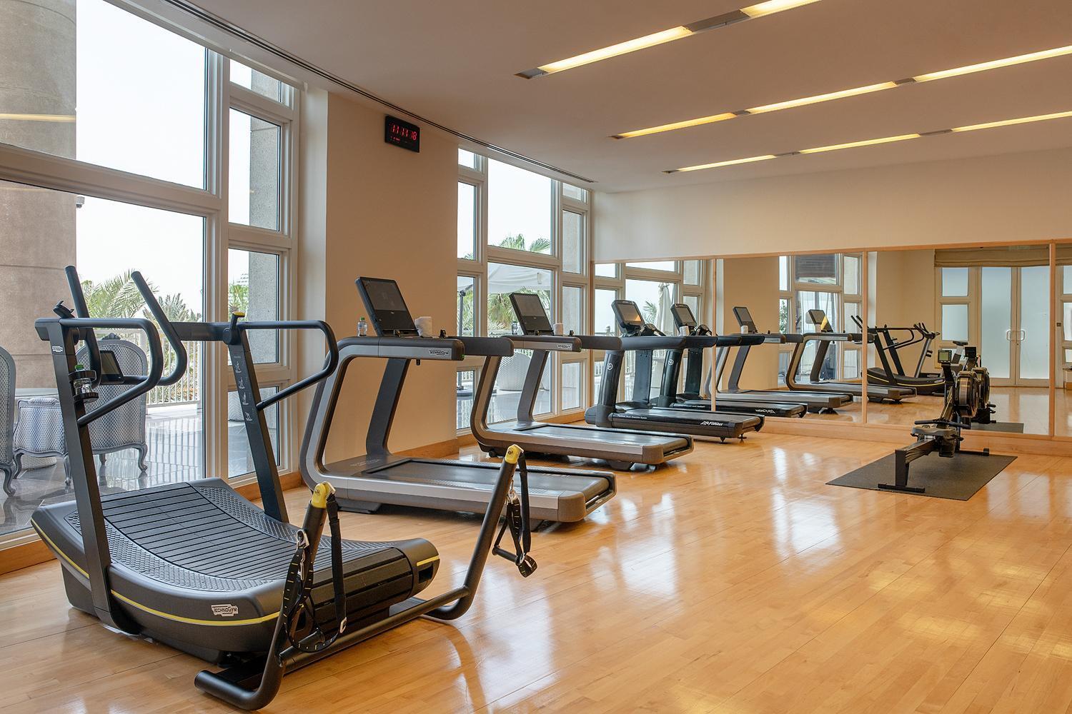 Four Seasons Hotel Доха Екстер'єр фото The gym at the hotel