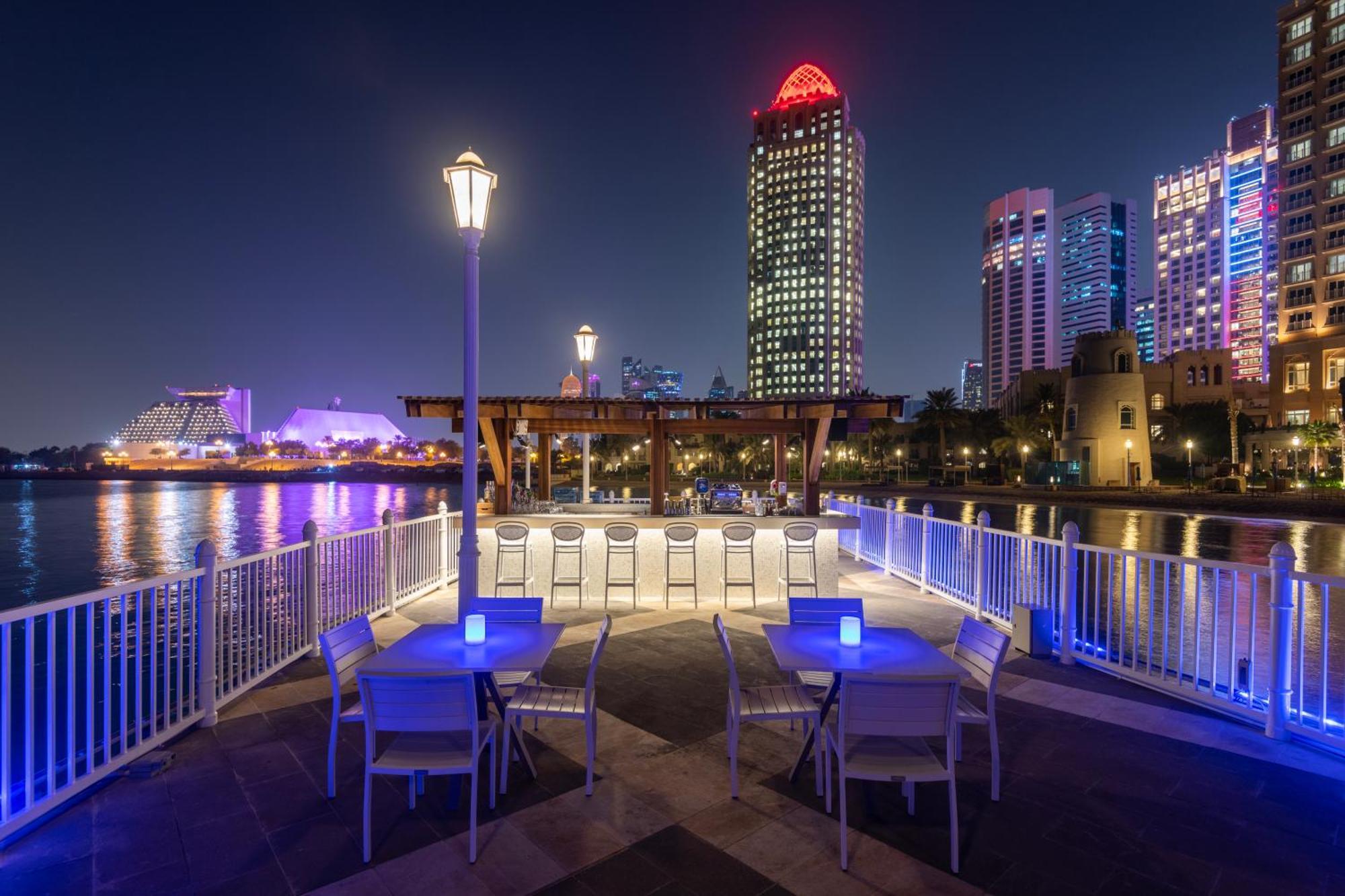 Four Seasons Hotel Доха Екстер'єр фото The Portside Pier at night