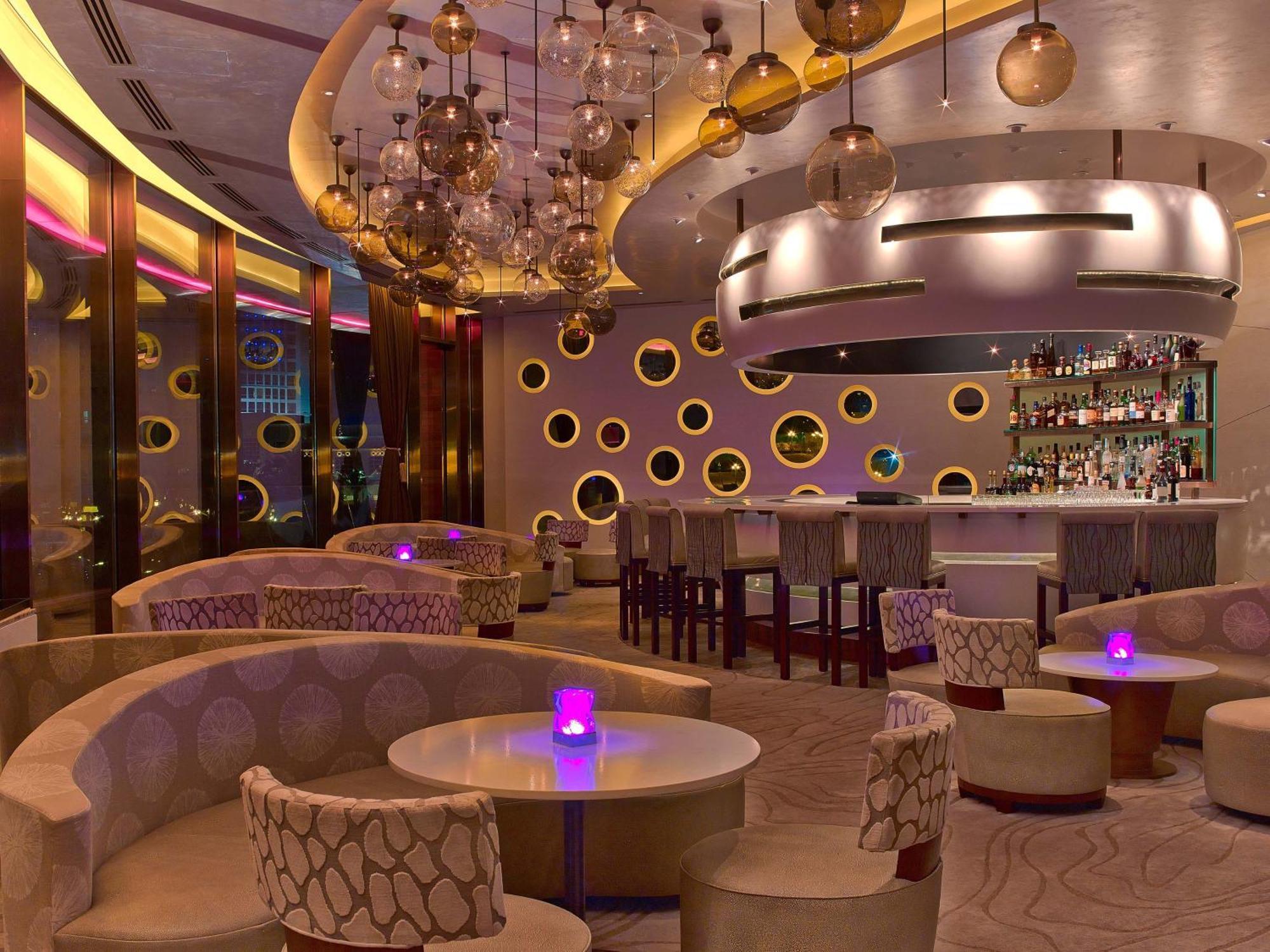 Four Seasons Hotel Доха Екстер'єр фото The bar at the Wynn