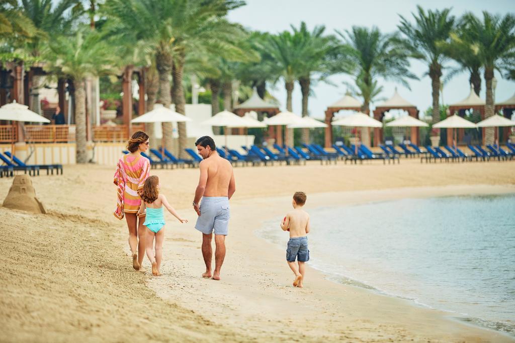 Four Seasons Hotel Доха Екстер'єр фото Family on the beach at Jumeirah Beach Hotel